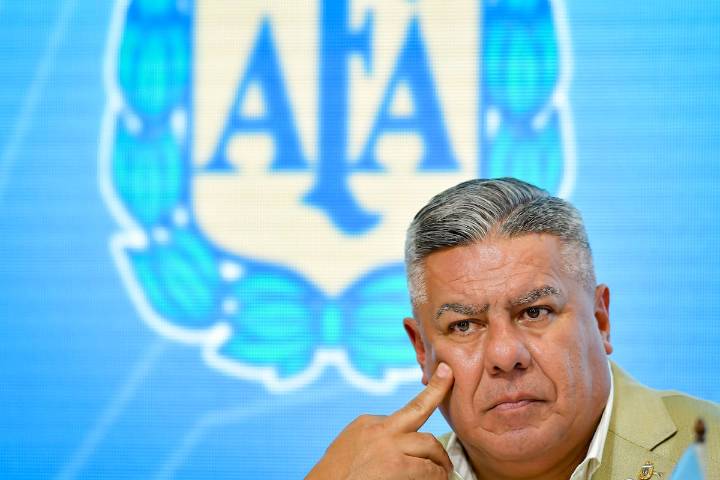 Otro escándalo en el fútbol argentino: allanan la sede de la AFA y varios clubes en investigación por presunto lavado de dinero