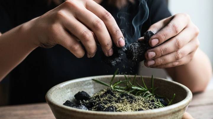 Mezclar carbón con romero: por qué recomiendan hacerlo y para qué sirve
