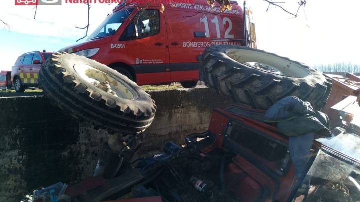 Herido grave un hombre de 78 años tras volcar un tractor en un pueblo de Navarra