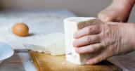 Anmat y Senasa alertaron por una bacteria en un queso de consumo masivo
