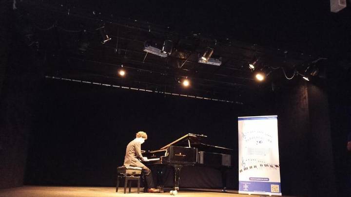 Joven pianista de Arequipa gana primer premio en competencia internacional de Bulgaria