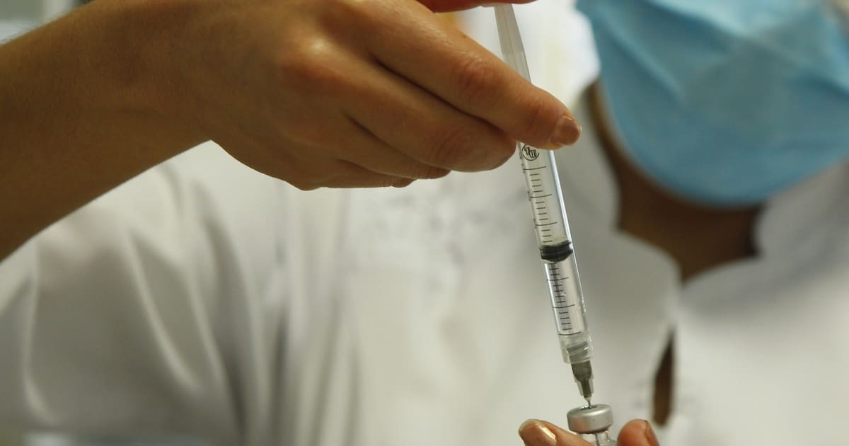 La OMS advierte que la desconfianza en vacunas provoca brotes de difteria, aumento de sarampión y riesgo de meningitis, urge a líderes a frenar desinformación y pide a gobiernos usar evidencia científ