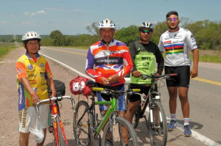 La fe no se derrite: peregrinos santiagueños desafían el calor rumbo a la Virgen del Valle