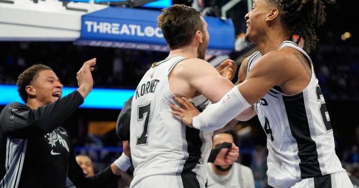 Kornet blocks Wagner's last-second layup as Spurs hold off Magic, 114