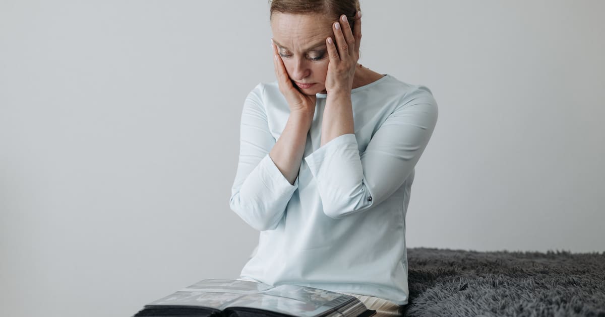 Cómo identificar olvidos normales y señales de alerta en la memoria después de los 50 años