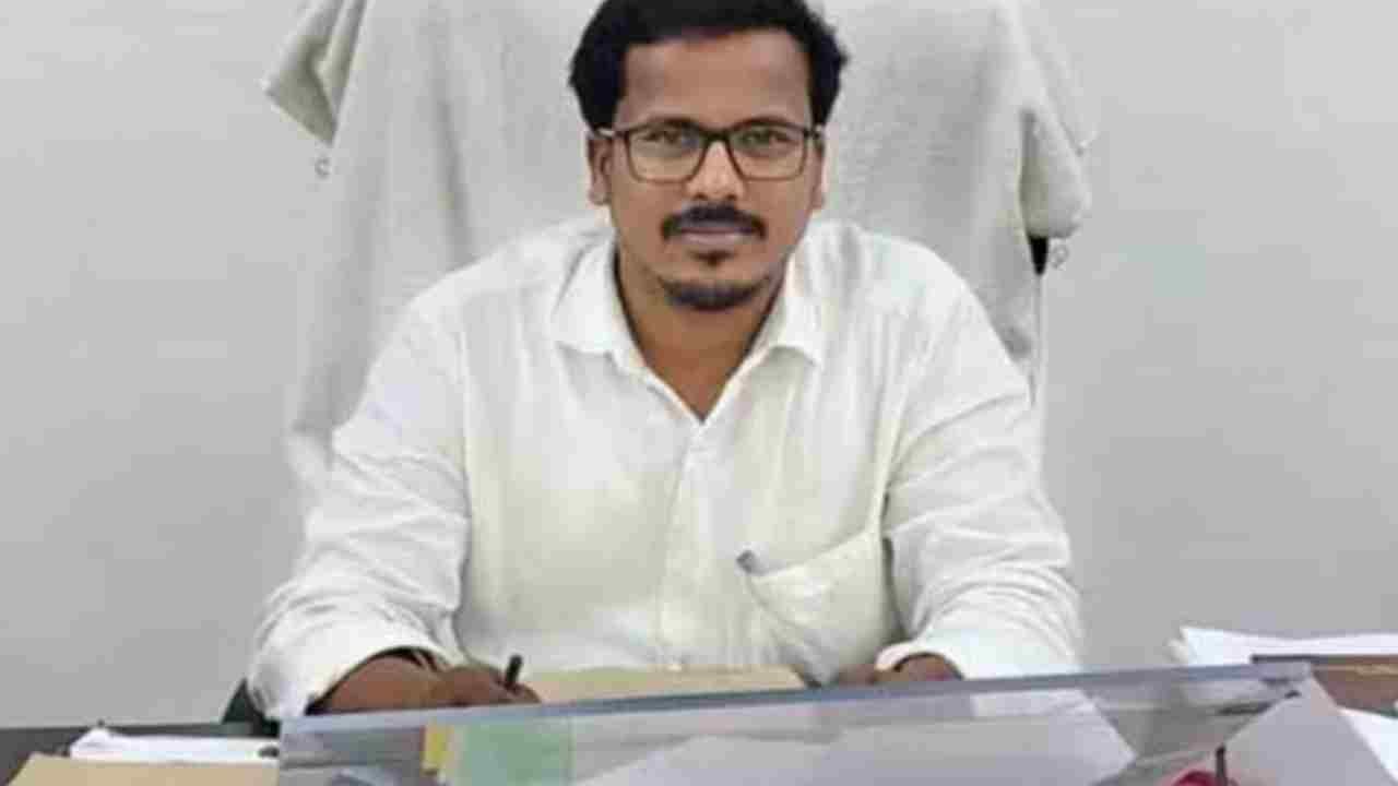 Chundur Deputy Tehsildar Chandrashekhar Caught By ACB While Taking Bribe Of Rs.20 Thousand