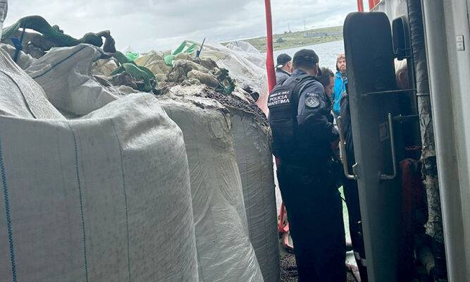 Controlan amago de incendio a bordo de barcaza  en Puerto Natales tras trabajos de soldadura