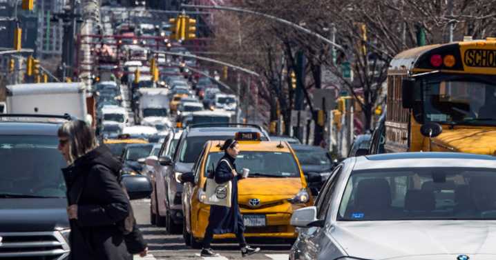 Trump admin eases fuel economy standards, prioritizing gas