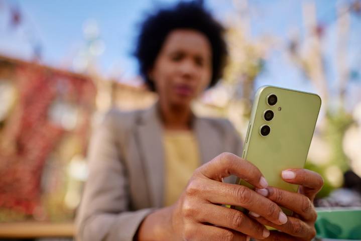 Dear Annie: Birthday celebration takes a wrong turn as friend spent more time on cell phone than talking to me