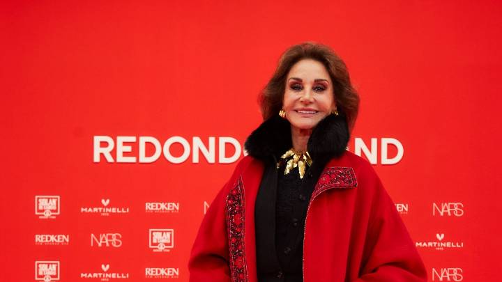 Naty Abascal demuestra cómo vestir en Nochevieja a los 80 con un look de Zara que rejuvenece y llena de brillo