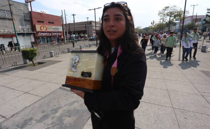 Fernanda convierte su primera peregrinación en un homenaje a su abuelo fallecido; "estoy trayendo al que fue como mi papá", dice