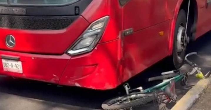 VIDEO | Atropella MB y mata a ciclista en la estación Río Santa Coleta
