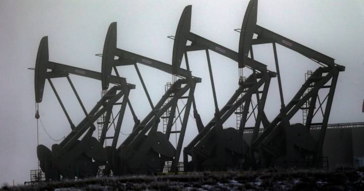 U.S. drillers cut oil and gas rigs for second time