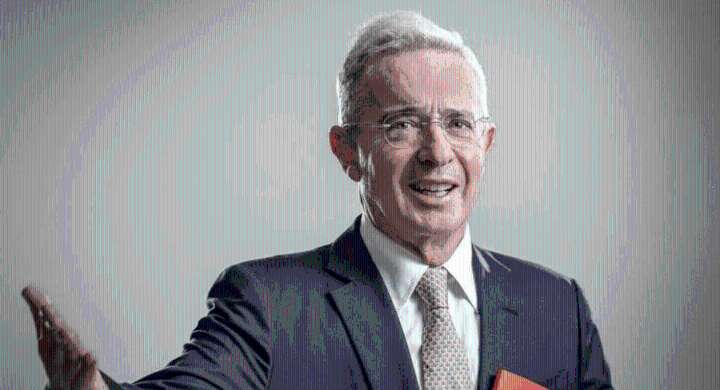 Uribe pone freno a una eventual consulta de derecha y propone una encuesta para evitar división El expresidente advierte que el Centro Democrático podría marginarse de la consulta de marzo si la derec