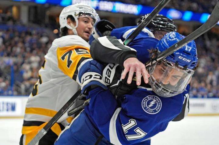 Malkin breaks late tie with 2nd goal of game, Penguins beat Lightning 4