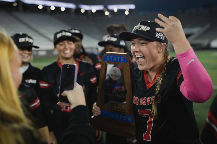 Central-Phenix City downs Vestavia Hills for 57th straight win, Class 6A/7A flag title