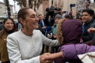 Sheinbaum se reúne con migrantes mexicanos en EE.UU. y pide un buen trato para ellos