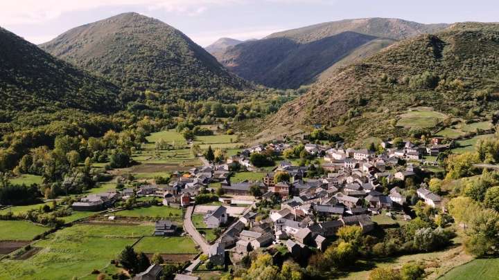 Murias de Paredes presenta un audiovisual para reavivar el turismo tras los incendios