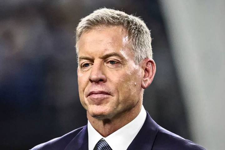 Why Does Troy Aikman Wear a Ring on His Middle Finger? All You Need to Know Dallas Cowboys legend Troy Aikman wears a ring on his middle finger. Here are the possible theories behind it. Amit Kumar Jh