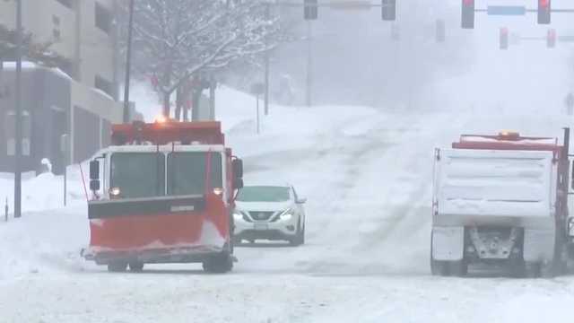 Des Moines digs out of massive snowfall