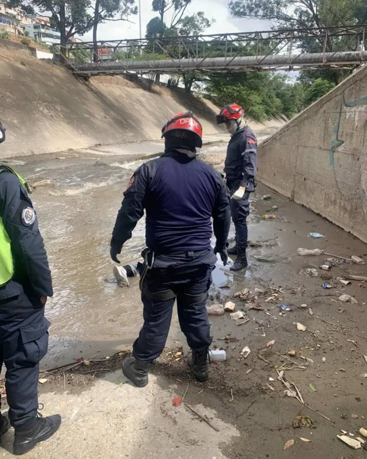 Encuentran cadáver de un hombre en las aguas del río Guaire