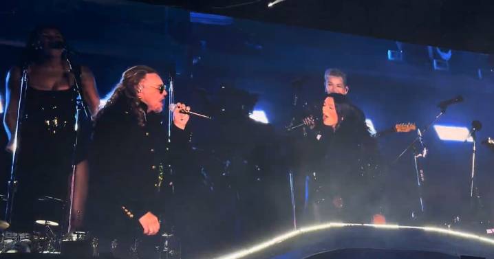 Dua Lipa rockea ‘Oye mi amor’ con Fher de Maná