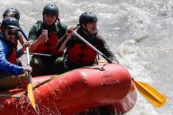 Gobernador Orrego protagoniza histórico descenso en rafting por el río Mapocho llamando a “educar sobre protección ambiental”