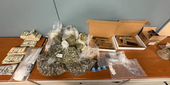 Man arrested after firearms, cocaine seized from southwest Charlotte apartment