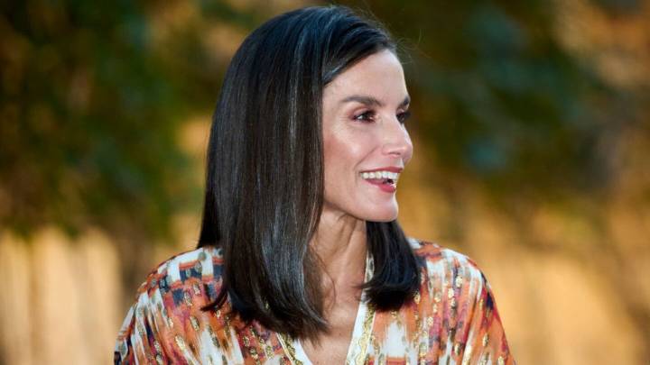 La reina Letizia lleva el traje gris que define la cintura y es perfecto para ir a la oficina