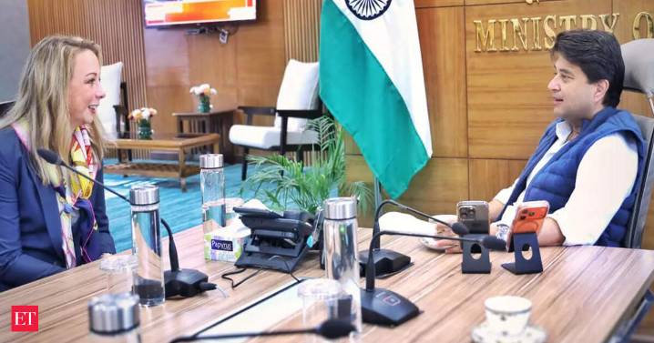 Scindia, Starlink official hold talks on expanding satellite