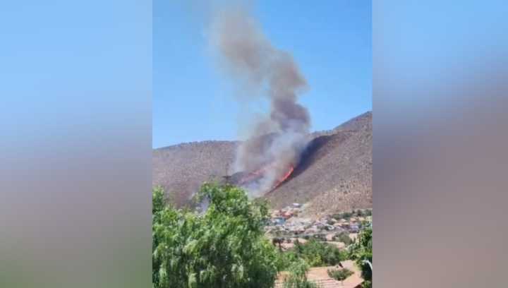 Incendio en ladera de cerro preocupa a vecinos de Pudahuel: intentan contener las llamas con mangueras