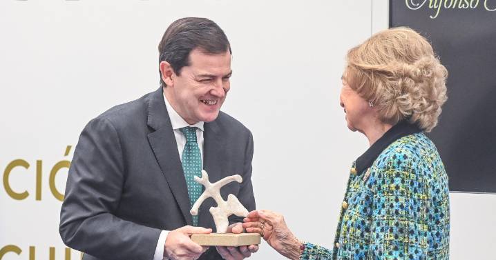 Mañueco recibe de manos de Doña Sofía el Premio Evolución a los Valores Humanos de la Fundación Atapuerca