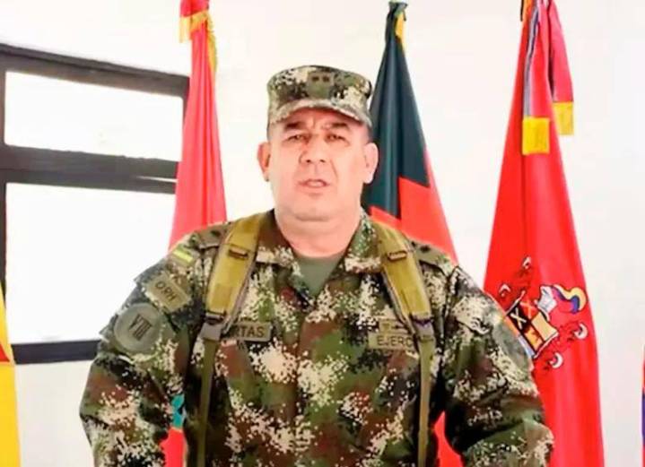 “No soy delincuente ni ningún perro”: general Huertas niega vínculos con alias ‘Calarcá’, a pesar de pruebas en su contra