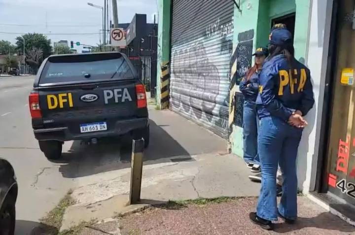 Allanaron la casa de la tesorera de Sur Finanzas: ocultó información y la demoraron