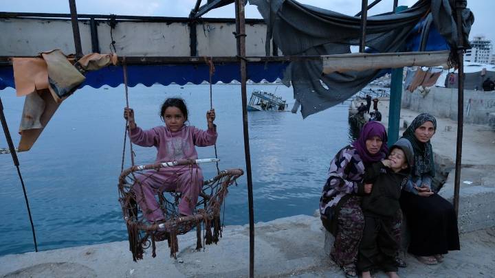 Qatari leader says the Gaza ceasefire is at a critical moment