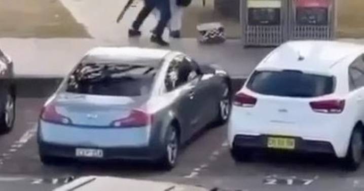 Images appear to show man wrestle gun from Bondi gunman