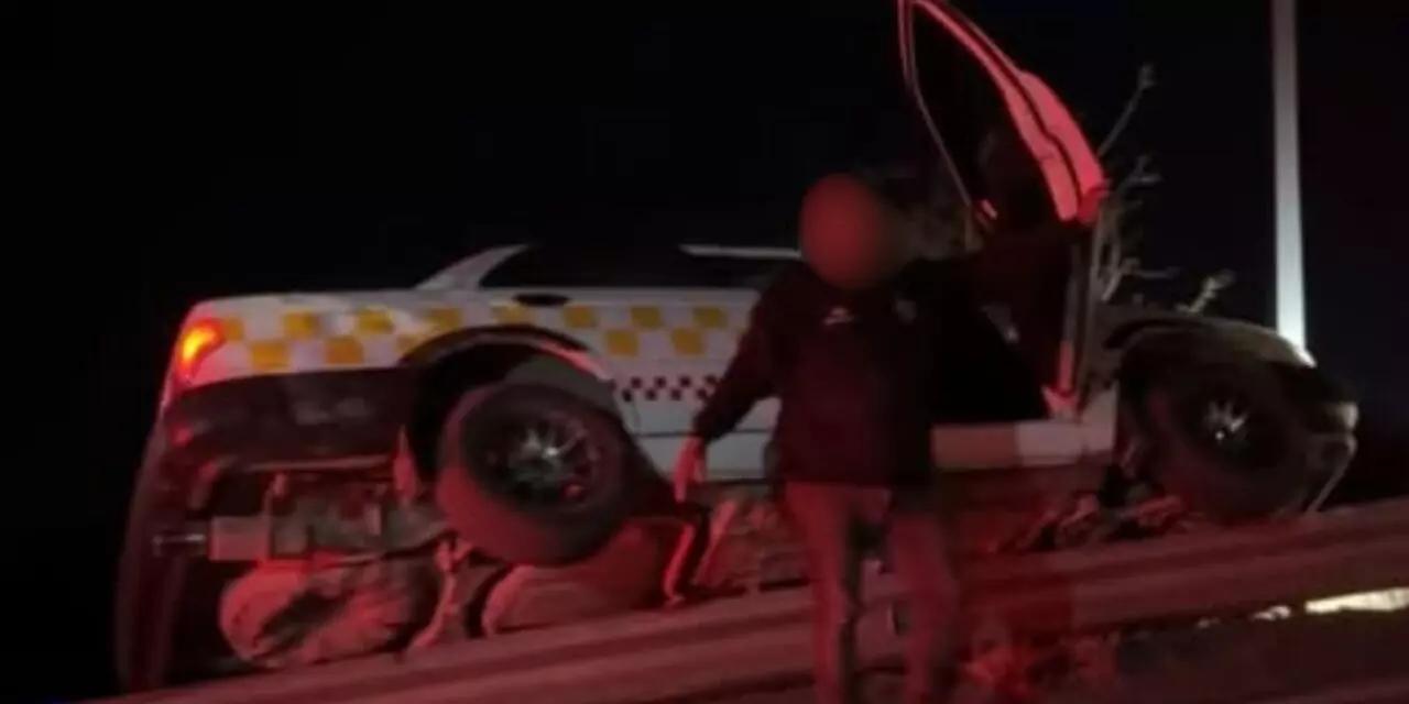 Taxi sale de la carpeta asfáltica y deja un lesionado en la carretera Huajuapan