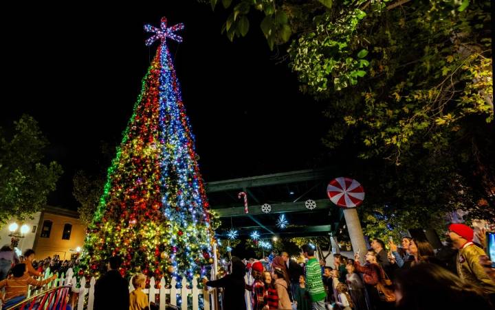 When did Christmas trees start to appear at Southern California holiday celebrations?
