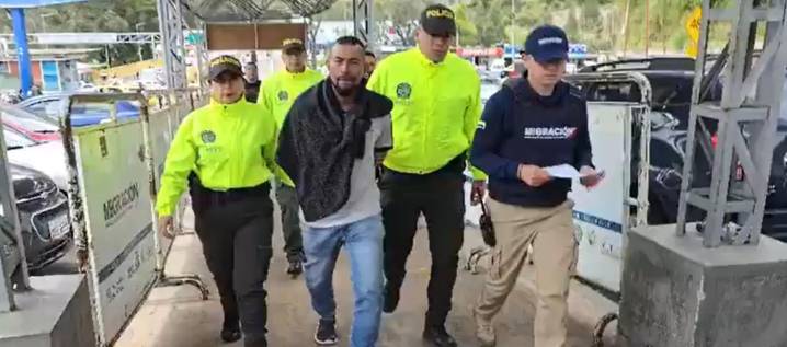 Alias 'Caleño', cabecilla del 'Clan del Golfo', fue entregado por Ecuador a Colombia