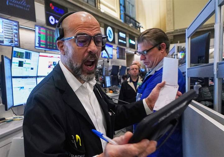 U.S. stocks drift lower and threaten to break Wall Street's 5