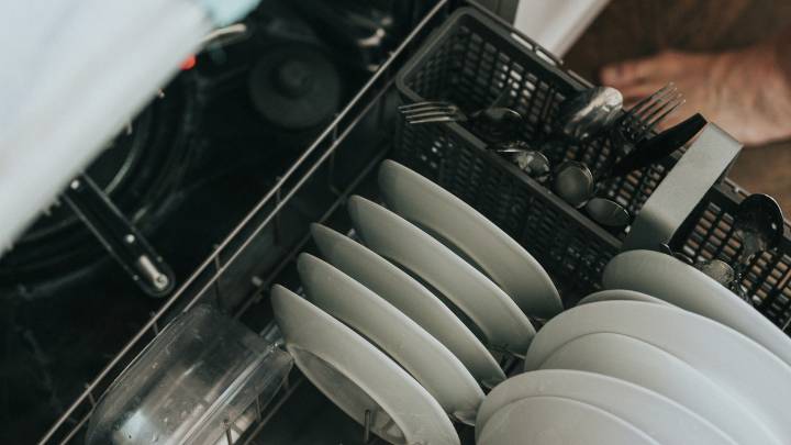 Por qué los platos limpios huelen a “huevo” y cómo evitar ese olor de una vez