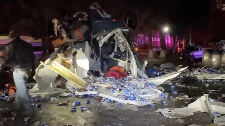 Fallece trailero en choque frontal; ejidatarios desatan rapiña