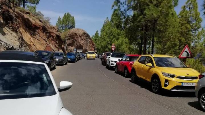 Grúas y más multas contra los coches mal aparcados en el Roque Nublo