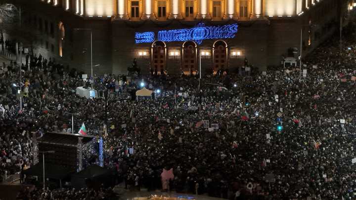 Video: Protesters clash with police at anti-government march in Bulgaria