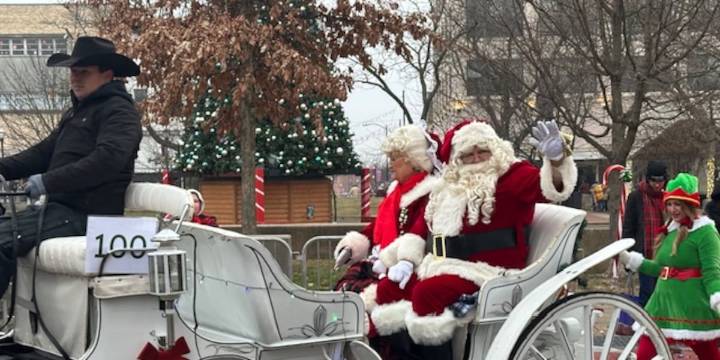 PICTURES: Christmas spirit fills the air in downtown Springfield at annual Christmas parade