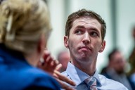 Acusado de asesinar a Charlie Kirk se presenta en persona por primera vez en corte de EEUU