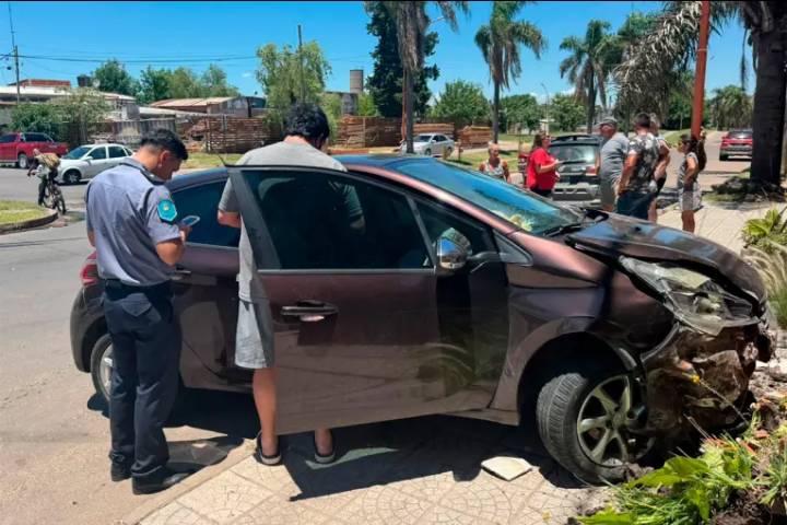 Un automovilista perdió el control y chocó contra un comercio