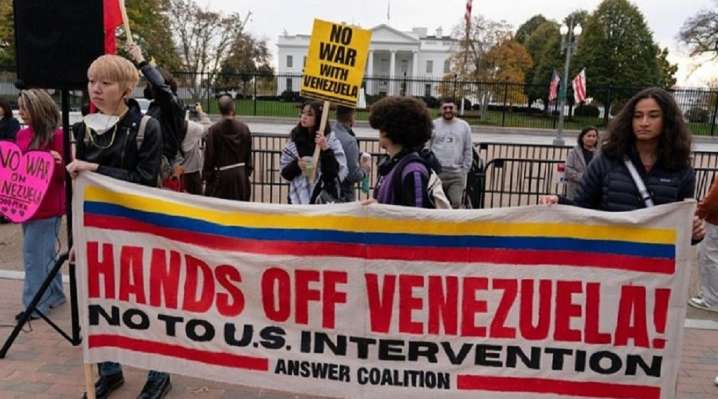 "¡No a la guerra contra Venezuela!": Miles de estadounidenses protestan en 65 ciudades de Estados Unidos