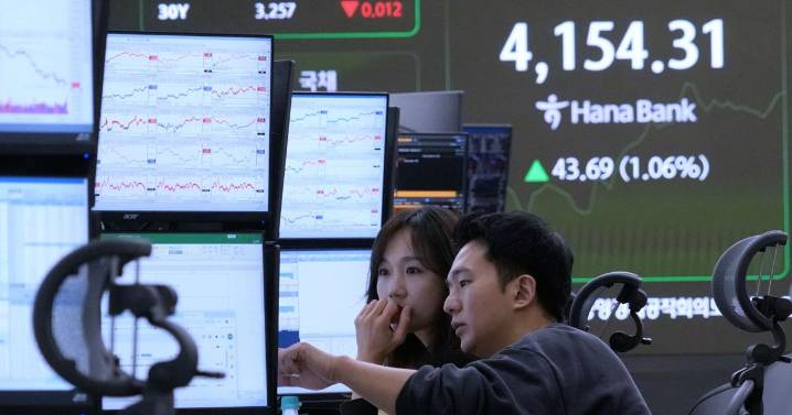 Wall Street mixed as worries about AI bubble drag down tech sector