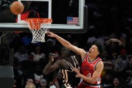 Harden anota 27, Clippers ya sin Paul rompen racha de 5 derrotas al vencer a Hawks